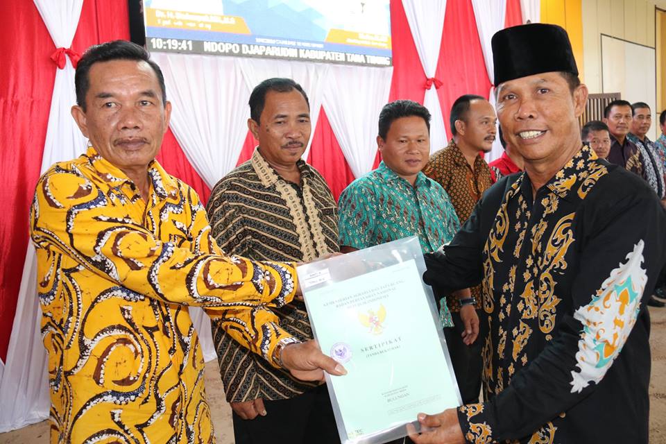 Bupati Serahkan Sertifikat Tanah Program PTSL kepada Masyarakat